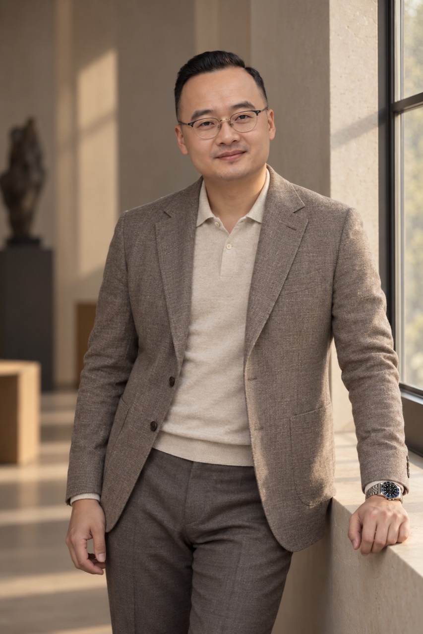 Leo船长穿灰色西装的个人肖像