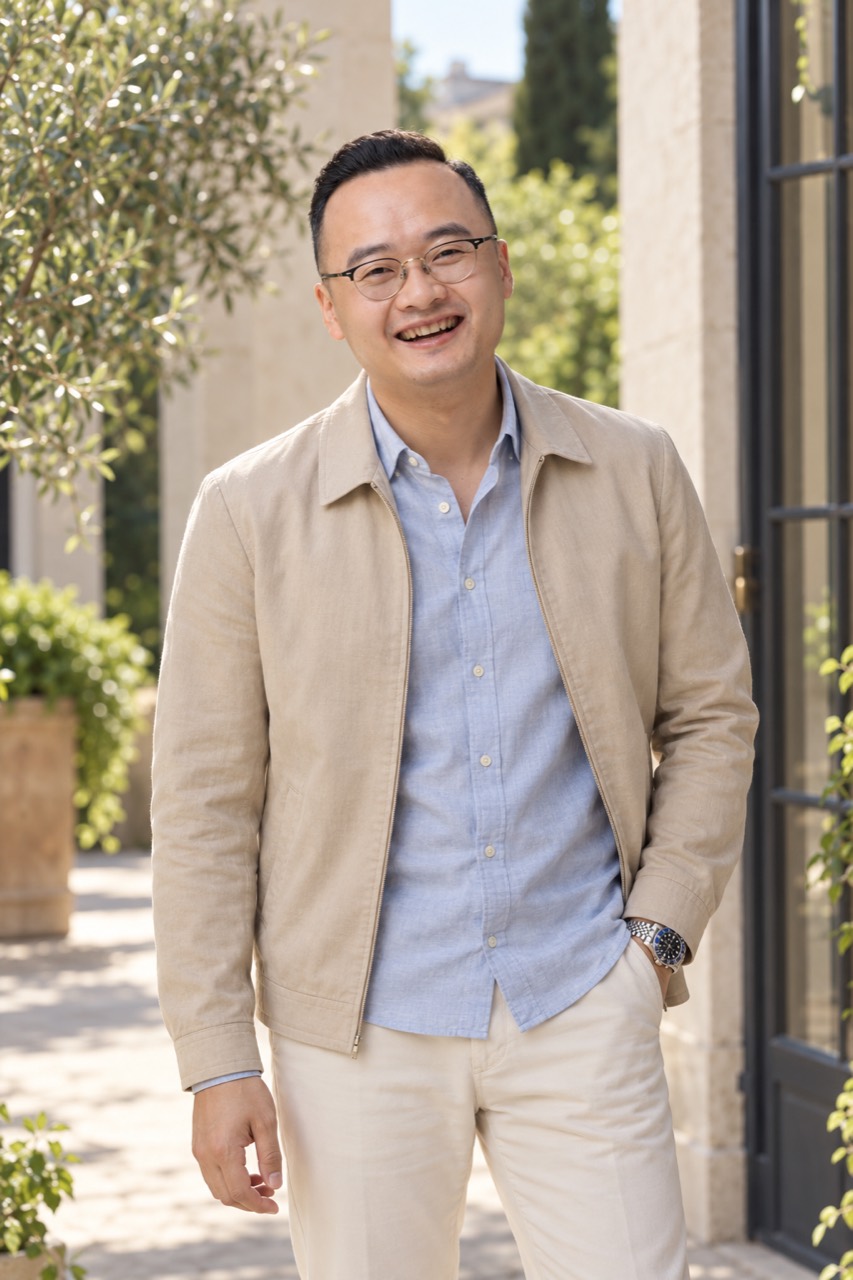 Leo船长穿浅色夹克的笑容照片